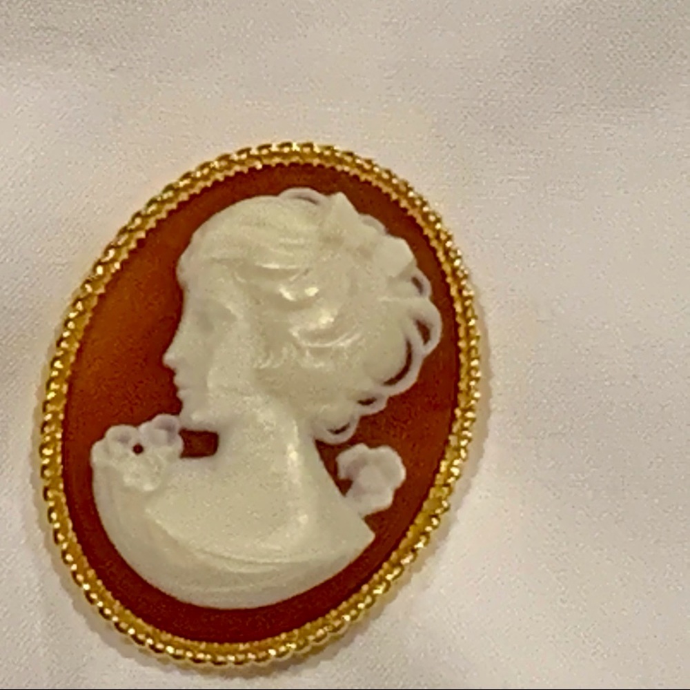 Vintage Cameo Brooch